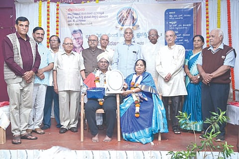 ಬೆಳಗಾವಿ ಕನ್ನಡ ಸಾಹಿತ್ಯ ಭವನದಲ್ಲಿ ಭಾನುವಾರ ಆಯೋಜಿಸಿದ್ದ ಸಮಾರಂಭದಲ್ಲಿ ಡಾ.ಸರಜೂ ಕಾಟ್ಕರ್​ ಮತ್ತು ಸುಮಾ ಕಾಟ್ಕರ್​ ಅವರನ್ನು ಸನ್ಮಾನಿಸಲಾಯಿತು. ಎಸ್​.ಎಂ.ಕುಲಕರ್ಣಿ, ಬಿ.ಎಸ್​.ಗವಿಮಠ, ಎಲ್​.ಎಸ್​.ಶಾಸ್ತ್ರಿ, ಬಸವರಾಜ ಜಗಜಂಪಿ ಇತರರಿದ್ದರು.