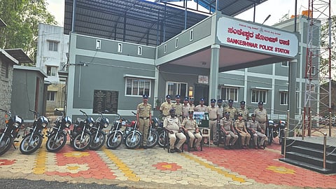 ಸಂಕೇಶ್ವರ ಪೊಲೀಸ್​ ಠಾಣಾ ವ್ಯಾಪ್ತಿಯಲ್ಲಿ ನಡೆದ ಬೈಕ್​ ಕಳ್ಳತನ ಪ್ರಕರಣ ಭೇದಿಸಿ, ಬಂಧಿತರಿಂದ ಬೈಕ್​ ವಶ ಪಡಿಸಿಕೊಂಡಿರುವ ಪೊಲೀಸರು.
