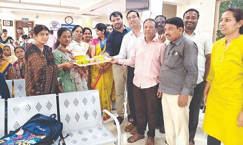 ಅಥಣಿ ಗುಂಜಿಗಾವಿ ಆಸ್ಪತ್ರೆಯಲ್ಲಿ ರೋಗಿಗಳಿಗೆ ಹಣ್ಣು ವಿತರಿಸಲಾಯಿತು. ಡಾ.ಆನಂದ ಗುಂಜಿಗಾವಿ, ಡಾ.ಸಿದ್ದು ಸಂಕ್ರಟ್ಟಿ, ಸೋಮು ವಾಂಗಿ, ಸಚಿನ ದೇಸಾಯಿ ಇತರರಿದ್ದರು.