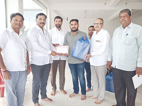 ಅಥಣಿಯಲ್ಲಿ ಹಮ್ಮಿಕೊಂಡಿದ್ದ ರಕ್ತದಾನ ಶಿಬಿರದಲ್ಲಿ ರಕ್ತದಾನಿಗಳಿಗೆ ಪ್ರಮಾಣಪತ್ರ ವಿತರಿಸಲಾಯಿತು. ಮಲ್ಲೇಶ ಸವದಿ, ಸಂತೋಷ ಸಾವಡಕರ, ಶಶಿಕಾಂತ ಹುಲಕುಂದ, ರಾಮಗೌಡ ಗುಮತಾಜ ಇತರರು ಇದ್ದರು.