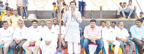 ಕೊಕಟನೂರ ಗ್ರಾಮದಲ್ಲಿ ಹಮ್ಮಿಕೊಂಡಿದ್ದ ತೆರೆಬಂಡಿ ಸ್ಪರ್ಧೆ ಉದ್ಘಾಟನೆ ಸಮಾರಂಭದಲ್ಲಿ ಯುವ ಮುಖಂಡ ಚಿದಾನಂದ ಸವದಿ ಮಾತನಾಡಿದರು. ಸುಭಾಸ ಸೋನಕರ, ಬೀರಪ್ಪ ಅಲಾಸ, ಪ್ರಹ್ಲಾದ ಪೂಜಾರಿ, ಅಮಿತ ದೇಸಾಯಿ ಇತರರಿದ್ದರು.