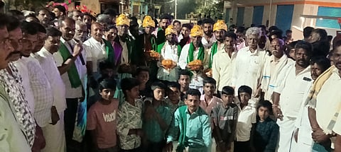 ಬನ್ನೂರಿನ ಸಮೀಪದ ಹುನುಗನಹಳ್ಳಿ ಗ್ರಾಮದಲ್ಲಿ ಹಳ್ಳಿಕಾರ್ ತಳಿಯ ರಾಸುಗಳ ಮಾಲೀಕರನ್ನು ರೈತ ಮುಖಂಡ ವಿಶ್ವನಾಥ್ ಸನ್ಮಾನಿಸಿ ಅಭಿನಂದಿಸಿದರು. ಬನ್ನೂರು ನಾರಾಯಣ್, ಮಾದೇಗೌಡ, ಎಸ್.ಚನ್ನೇಗೌಡ, ಹಟ್ಟಿಗೌಡ, ದೇವರಾಜು ಮೊದಲಾದವರು ಇದ್ದರು