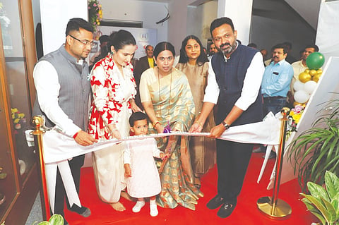ಬೆಳಗಾವಿ ನಗರದಲ್ಲಿ ಸಚಿವೆ ಲಕ್ಷ್ಮೀ ಹೆಬ್ಬಾಳ್ಕರ್ ಡಾ.ಹಿತಾ ಮಣಾಲ್ ಹೆಬ್ಬಾಳ್ಕರ್ ಆರಂಭಿಸಿರುವ ಸ್ಕಿನ್ ಆ್ಯಂಡ್ ಹೇರ್ ಕೇರ್ ಕ್ಲಿನಿಕ್ ಉದ್ಘಾಟಿಸಿದರು. ಎಂಎಲ್‌ಸಿ ಚನ್ನರಾಜ ಹಟ್ಟಿಹೊಳಿ, ಮಣಾಲ್ ಹೆಬ್ಬಾಳ್ಕರ್ ಇದ್ದರು.