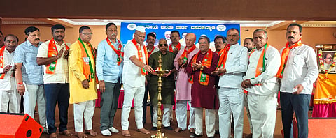  ಬಸವಕಲ್ಯಾಣದಲ್ಲಿ ಬಿಜೆಪಿಯಿಂದ ಆಯೋಜಿಸಿದ್ದ ಎಸ್​ಐಆರ್​ ಕುರಿತು ಬೂತ್​ ಮಟ್ಟದ ಪ್ರಮುಖರ ವಿಶೇಷ ಸಭೆಯನ್ನು ಶಾಸಕ ಶರಣು ಸಲಗರ ಉದ್ಘಾಟಿಸಿದರು. ಎಂಎಲ್ಸಿ ಎಂ.ಜಿ.ಮುಳೆ, ಜ್ಞಾನೇಶ್ವರ ಮುಳೆ, ರಾಜಶೇಖರ ನಾಗಮೂರ್ತಿ, ಬಸವರಾಜ ಪವಾರ್​, ಸಿವರಾಜ ಗಂಧಗೆ, ಮಾಧವರಾವ ಹಸೂರೆ, ಸೂರ್ಯಕಾಂತ ಚಿಲ್ಲಾಬಟ್ಟೆ, ದೀಪಕ ಗಾಯಕವಾಡ, ಅಶೋಕ ವಕಾರೆ, ಅರವಿಂದ ಮುತ್ತೆ ಇತರರಿದ್ದರು.