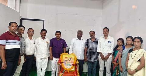  ಬಸವಕಲ್ಯಾಣ ತಾಲೂಕಿನ ಮಂಠಾಳ ಗ್ರಾಮದಲ್ಲಿ ಶುಕ್ರವಾರ ಆಯೋಜಿಸಿದ್ದ 112ನೇ ಕನ್ನಡ ಸಾಹಿತ್ಯ ಪರಿಷತ್​ ಸಂಸ್ಥಾಪನಾ ದಿನಾಚರಣೆಯನ್ನು ಸಾಹಿತಿ ವೀರಶೆಟ್ಟಿ ಎಂ.ಪಾಟೀಲ ಉದ್ಘಾಟಿಸಿದರು. ಕಸಾಪ ತಾಲೂಕು ಅಧ್ಯಕ್ಷ ಡಾ.ರುದ್ರಮಣಿ ಮಠಪತಿ, ನಾಗೇಂದ್ರ ಬಿರಾದಾರ, ಮಹಾದೇವ ಪಾಟೀಲ, ಡಾ.ಬಸವರಾಜ ಖಂಡಾಳೆ, ಡಾ.ಗಂಗಾಧರ ಸಾಲಿಮಠ, ರವಿ ನಾಗಿನಕೇರೆ ಇದ್ದರು