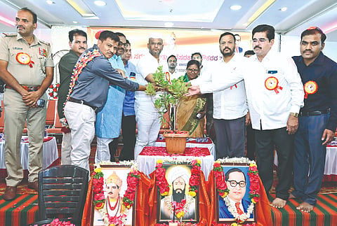 ಬಸವಕಲ್ಯಾಣದಲ್ಲಿ ಶನಿವಾರ ಆಯೋಜಿಸಿದ್ದ ತಾಲೂಕಿನ ಬಂಜಾರಾ ಸಮಾಜದ ಪ್ರತಿಭಾವಂತ ವಿದ್ಯಾರ್ಥಿಗಳಿಗೆ ಹಾಗೂ ವಿವಿಧ ಕ್ಷೇತ್ರದ ಸಾಧಕರಿಗೆ ಪ್ರತಿಭಾ ಪುರಸ್ಕಾರ ಕಾರ್ಯಕ್ರಮವನ್ನು ಶಾಸಕ ಶರಣು ಸಲಗರ  ಉದ್ಘಾಟಿಸಿದರು. ಮಾಜಿ ಎಂಎಲ್ಸಿ ವಿಜಯಸಿಂಗ್​, ಡಾ.ಬಾಲಕೃಷ್ಣ ರಾಠೋಡ್​, ನೀಲಕಂಠ ರಾಠೋಡ್​, ಡಾ.ದೀಪಕ ಜಾಧವ್​ ಹಾಗೂ ಪ್ರಮುಖರಿದ್ದರು