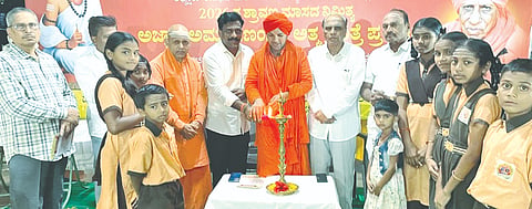 ಶ್ರಾವಣ ಮಾಸ ನಿಮಿತ್ತ ಬಸವಕಲ್ಯಾಣದ ಅನುಭವ ಮಂಟಪದಲ್ಲಿ ಇತ್ತೀಚೆಗೆ ಶ್ರೀ ಶಿವಾನಂದ ಸ್ವಾಮೀಜಿ ನಡೆಸಿಕೊಡುತ್ತಿರುವ ಅಜ್ಞಾತ ಅಮರಗಣಂಗಳ ಆತ್ಮಚರಿತ್ರೆ ಪ್ರವಚನ ಕಾರ್ಯಕ್ರಮವನ್ನು  ಮಕ್ಕಳ ಹಕ್ಕುಗಳಆಯೋಗದ ನಿಕಟಪೂರ್ವ ಅಧ್ಯಕ್ಷ ಶಶಿಧರ ಕೊಸಂಬೆ ಉದ್ಘಾಟಿಸಿದರು. ಶ್ರೀ ಗುರುಬಸವ ಪಟ್ಟದ್ದೇವರು, ಎಸ್​.ಎಸ್​.ನಾಗರಾಳೆ, ಸಿದ್ದಣ್ಣ ಭೂಮಾ ಇದ್ದರು.