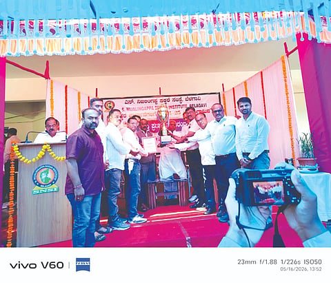 ಜೈನಾಪುರದ ಅರಿಹಂತ ಸಕ್ಕರೆ ಕಾರ್ಖಾನೆಗೆ ಅತ್ಯುತ್ತಮ ತಾಂತ್ರಿಕ ಸಕ್ಕರೆ ಕಾರ್ಖಾನೆ ಪ್ರಶಸ್ತಿಯನ್ನು ಸಕ್ಕರೆ ಸಚಿವ ಶಿವಾನಂದ ಪಾಟೀಲ ನೀಡಿದರು. ಜಗದೀಶ ಗುಡಗುಂಟಿ, ಗೋವಿಂದ್ ರೆಡ್ಡಿ, ಗೋಪಾಲ ರಾಜು ಇತರರಿದ್ದರು. ಉಜ್ವಲ ಭವಿಷ್ಯಕ್ಕಾಗಿ ಶ್ರಮಿಸಲಿ
