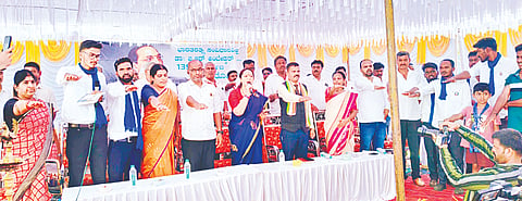  ಬೆಟ್ಟದಪುರ ಸಮೀಪದ ರಾಜನಬಿಳಗೂಲಿಯಲ್ಲಿ ಆಯೋಜಿಸಿದ್ದ ಡಾ.ಬಿ.ಆರ್.ಅಂಬೇಡ್ಕರ್ ಜಯಂತಿ ಕಾರ್ಯಕ್ರಮದಲ್ಲಿ ಕರ್ನಾಟಕ ರಾಜ್ಯ ಮಹಿಳಾ ಆಯೋಗದ ಅಧ್ಯಕ್ಷೆ ಡಾ.ನಾಗಲಕ್ಷ್ಮೀ ಚೌಧರಿ ಸಂವಿಧಾನ ಪೀಠಿಕೆ ಬೋಧಿಸಿದರು. ನಿತಿನ್ ವೆಂಕಟೇಶ್, ಮರೀಗೌಡ, ಸರಸ್ಪತಿ, ವಿದ್ಯಾಶಂಕರ್, ಗೀತಾ, ಮಹದೇವ್ ಇತರರು ಇದ್ದರು.