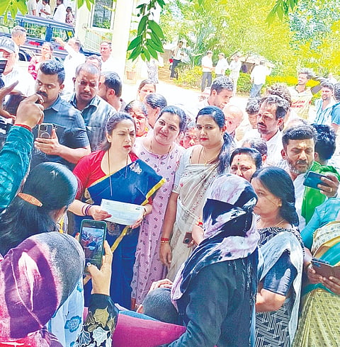   ಬೆಟ್ಟದಪುರದ ಪೊಲೀಸ್ ಠಾಣೆಗೆ ರಾಜ್ಯ ಮಹಿಳಾ ಆಯೋಗದ ಅಧ್ಯಕ್ಷೆ ಡಾ.ನಾಗಲಕ್ಷ್ಮೀ ಚೌಧರಿ ಭೇಟಿ ನೀಡಿದ ವೇಳೆ ಸಾರ್ವಜನಿಕರಿಂದ ಸಮಸ್ಯೆ ಬಗ್ಗೆ ಅಹವಾಲು ಸ್ವೀಕಾರ ಮಾಡಿದರು. 