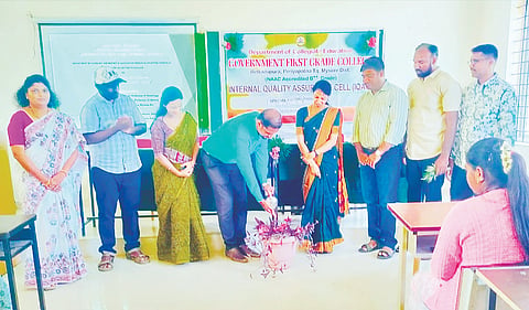 ಬೆಟ್ಟದಪುರ ಸರ್ಕಾರಿ ಪ್ರಥಮ ದರ್ಜೆ ಕಾಲೇಜಿನಲ್ಲಿ ಸಮಾಜಶಾಸ್ತ್ರ ಹಾಗೂ ಇತಿಹಾಸ ವಿಭಾಗದ ವತಿಯಿಂದ ಆಯೋಜಿಸಿದ್ದ ವಿಶೇಷ ಉಪನ್ಯಾಸ ಕಾರ್ಯಕ್ರಮವನ್ನು ಗಣ್ಯರು ಉದ್ಘಾಟಿಸಿದರು. ರೂಪಾ, ರಾಜಗೋಪಾಲ್, ವಿ.ಎಂ.ಶಾಕಿರ್, ಡಾ.ಪಿ.ಪದ್ಮಾವತಿ, ದೇವಾನಂದ್ ಇತರರು ಇದ್ದರು. 