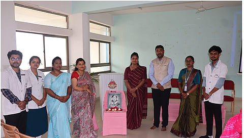ಚಿಕ್ಕೋಡಿ ಪಟ್ಟಣದಲ್ಲಿ ದಾರಿಯರ ದಿನದ ಅಂಗವಾಗಿ ್ಲಾರೆನ್ಸ್ ನೈಟಿಂಗೇಲ್ ಭಾವಚಿತ್ರಕ್ಕೆ ಪೂಜೆ ಸಲ್ಲಿಸಲಾಯಿತು. ಡಾ.ಸುನೀಲ ಎಂ.ಬಿ., ಡಾ.ಉಮಾ ಕೋಳಿ, ಡಾ.ಶ್ವೇತಾ ಅಂಗಡಿ, ರುಕ್ಮಿಣಿ ಕಾಕತಿಕಾರ ಇತರರಿದ್ದರು.