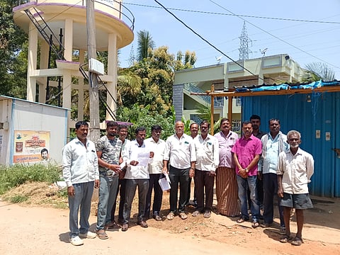 ಖಾಸಗಿ ಅಪಾರ್ಟ್​ಮೆಂಟ್​ಗಳಿಗೆ  ನೀರು ಪೂರೈಸದಂತೆ  ಒತ್ತಾಯಿಸಿ ದೊಡ್ಡಬಳ್ಳಾಪುರದ ಬಾಶೆಟ್ಟಿಹಳ್ಳಿ ಪಪಂ ವ್ಯಾಪ್ತಿಯ ಎಳ್ಳುಪುರ ಗೇಟ್​ ಬಳಿ ಗ್ರಾಮಸ್ಥರು ಪ್ರತಿಭಟನೆ ನಡೆಸಿದರು. ಮುಖಂಡರಾದ ಮಧುಚಂದ್ರ, ಮುರಳಿ, ಚನ್ನೇಗೌಡ, ವಿನೋದ್​, ಮುಕುಂದ್​, ರಮೇಶ್​ ಇತರರು ಇದ್ದರು. 