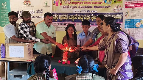 ದೊಡ್ಡಬಳ್ಳಾಪುರದ ಹಣಬೆ ಸರ್ಕಾರಿ ಶಾಲೆಯಲ್ಲಿ ಹಮ್ಮಿಕೊಂಡಿದ್ದ ಮಕ್ಕಳ ಗ್ರಾಮ ಸಭೆಗೆ ಪಿಡಿಒ ಆಯಿಷಾ ಚಾಲನೆ ನೀಡಿದರು. ಗ್ರಾಪಂ ಸದಸ್ಯರಾದ ಭಾಗ್ಯಮ್ಮ, ಶಶಿಕಲಾ, ಎಚ್​.ಸಿ.ಹರೀಶ್​, ಆರ್​.ಹರೀಶ್​, ಶಾಲಾ ಮುಖ್ಯ ಶಿಕ್ಷಕಿ ಶಾಂತಮ್ಮ, ಸಹ ಶಿಕ್ಷಕರಾದ ಈರನಾಗಪ್ಪ, ನರಸಪ್ಪ, ಮಹಿಳಾ ಮತ್ತು ಮಕ್ಕಳ ಅಭಿವೃದ್ಧಿ ಇಲಾಖೆ ಮೇಲ್ವಿಚಾರಕಿ ಎನ್​.ಜಯಲಕ್ಷ$್ಮಮ್ಮ, ಯುವ ಸಂಚಲನ ನವೀನ್​ ಕುಮಾರ್​, ಮಕ್ಕಳ ರಕ್ಷಣಾ ಘಟಕ ಶ್ರೀನಿವಾಸ್​ ಇದ್ದರು.