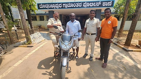 ದೊಡ್ಡಬಳ್ಳಾಪುರ ಗ್ರಾಮಾಂತರ ಠಾಣೆ ಎಎಐ ರೇವಣ್ಣ ಸಿದ್ದಪ್ಪ ರೀಲ್ಸ್​ ಮಂಜಗೆ ದಂಡ ಹಾಕಿ ಬುದ್ದಿಹೇಳಿದರು. ಸಿಬ್ಬಂದಿ ಗಣಪತಿ ಇದ್ದರು.