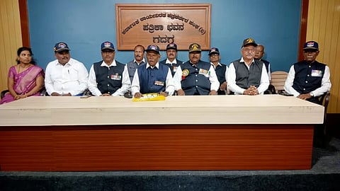 ಗದಗ ನಗರದಲ್ಲಿ ಸೇನಾ ಭರ್ತಿ ತರಬೇತಿ ಕೇಂದ್ರ ಆರಂಭಿಸುವ ಕುರಿತು ಜಿ.ಬಿ. ಮಾಳಗತ್ತಿಮಠ ಸುದ್ದಿಗೋಷ್ಠೀ ನಡೆಸಿದರು. ಸುದೀರ್ ಘೋರ್ಪಡೆ, ಎಸ್​. ಆರ್​. ಪಾಟೀಲ, ಸಿ. ಜಿ. ಸೊನ್ನದ, ಶೇಖಪ್ಪ ಹೊನ್ನಪ್ಪನವರ, ಚನ್ನಯ್ಯ ಬಳಗಾನೂರು ಮಠ, ಕುಮಾರಸ್ವಾಮಿ ಹಿರೇಮಠ, ಜಿ.ಬಿ. ಅರವಟಗಿಮಠ, ಎ.ಎಂ. ತಹಸೀಲ್ದಾರ, ಸಿದ್ದಪ್ಪ ಹೂಗಾರು, ವೀಣಾ ಹೂಗಾರ ಇತರರು ಇದ್ದರು