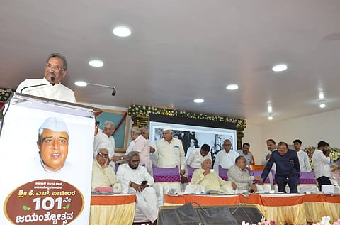   ಗದಗ ನಗರದ ಕಾಟನ್​ ಸೇಲ್​ ಸೊಸೈಟಿ ಆವರಣದಲ್ಲಿ ಸೋಮವಾರ ಏರ್ಪಡಿಸಿದ್ದ ಕೆ.ಎಚ್​. ಪಾಟೀಲ 101ನೇ ಜನ್ಮದಿನಾಚರಣೆ ಸಂಭ್ರಮ ಕಾರ್ಯಕ್ರಮದಲ್ಲಿ ಇಂಧನ ಸಚಿವ ಕೆ.ಜೆ. ಜಾರ್ಜ್​ ಮಾತನಾಡಿದರು. ಎಚ್​.ಕೆ. ಪಾಟೀಲ, ದಿನೇಶ ಗುಂಡೂರಾವ, ಈಶ್ವರ ಖಂಡ್ರೆ, ಶಾಸಕ ಜಿ.ಎಸ್​. ಪಾಟೀಲ, ಡಿ.ಆರ್​. ಪಾಟೀಲ, ಐ.ಜಿ. ಸನದಿ ಇತರರು ಇದ್ದರು.