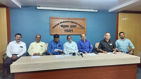 ಕನಕದಾಸ ಶಿಕ್ಷಣ ಸಂಸ್ಥೆಯ ಮುಖ್ಯಸ್ಥ ರವಿ ದಂಡಿನ ಅವರಿಗೆ ಬಿಜೆಪಿಯಿಂದ ಟಿಕೇಟ್​ ನೀಡಲು ಆಗ್ರಹಿಸಿ ಉಮೇಶ ಹಿರೇಮಠ ಸುದ್ದಿಗೋಷ್ಠಿ ನಡೆಸಿದರು. ವಿ. ಎಸ್​. ದಲಾಲಿ, ಬಿ. ಎಸ್​. ಕಂಠಿ, ನಿವೃತ್ತ ಉಪ ಪ್ರಾಚಾರರ್ಯ ಡಾ. ಜೆ. ಸಿ. ಜಂಪಣ್ಣನವರ, ಮಲ್ಲಿಕಾರ್ಜುನ ಕಿರೇಸೂರ ಮುಂತಾದವರು ಇದ್ದರು.