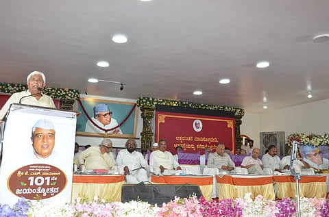  ಗದಗ ನಗರದ ಕಾಟನ್​ ಸೇಲ್​ ಸೊಸೈಟಿ ಆವರಣದಲ್ಲಿ ಸೋಮವಾರ ಏರ್ಪಡಿಸಿದ್ದ ಕೆ.ಎಚ್​. ಪಾಟೀಲ 101ನೇ ಜನ್ಮ ದಿನಾಚರಣೆ ಕಾರ್ಯಕ್ರಮದಲ್ಲಿ ಕಾನೂನು ಮತ್ತು ಪ್ರವಾಸೋದ್ಯಮ ಸಚಿವ ಎಚ್​.ಕೆ. ಪಾಟೀಲ ಮಾತನಾಡಿದರು.