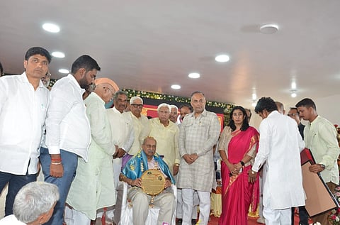  ನಗರದ ಕಾಟನ್​ ಸೇಲ್​ ಸೊಸೈಟಿ ಆವರಣದಲ್ಲಿ ಸೋಮವಾರ ಜರುಗಿದ ಕೆ.ಎಚ್​. ಪಾಟೀಲ 101 ನೇ ಜಯಂತ್ಯೋತ್ಸವ ಕಾರ್ಯಕ್ರಮದಲ್ಲಿ ಪದ್ಮಶ್ರೀ ಪ್ರಭಾಕರ ಕೋರೆ ಅವರಿಗೆ ಕೆ.ಎಚ್​. ಪಾಟೀಲ ವಾಷಿರ್ಕ ಪ್ರಶಸ್ತಿ ನೀಡಿ ಗೌರವಿಸಲಾಯಿತು.