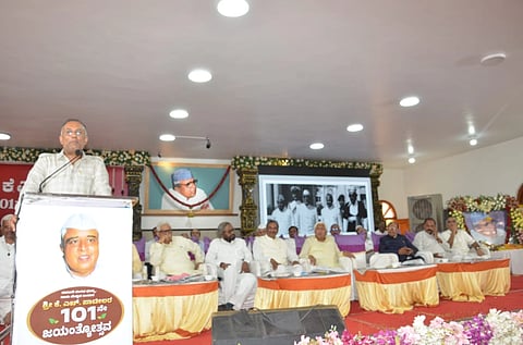 ನಗರದ ಕಾಟನ್​ ಸೇಲ್​ ಸೊಸೈಟಿ ಆವರಣದಲ್ಲಿ ಸೋಮವಾರ ಜರುಗಿದ ಕೆ.ಎಚ್​. ಪಾಟೀಲ 101ನೇ ಜನ್ಮದಿನಾಚರಣೆ ಕಾರ್ಯಕ್ರಮದಲ್ಲಿ ದಿನೇಶ ಗುಂಡೂರಾವ ಮಾತನಾಡಿದರು.
