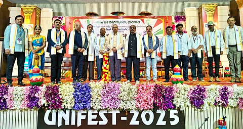 ನಗರದ ಆದರ್ಶ ಶಿಕ್ಷಣ ಸಂಸ್ಥೆಯಲ್ಲಿ ಸೋಮವಾರ ವಲಯ ಮಟ್ಟದ ಯುವಜನೋತ್ಸವ ಕಾರ್ಯಕ್ರಮ ಜರುಗಿತು. ಪಿ. ಆರ್​. ಅಡವಿ, ಪ್ರೊ. ಎಸ್​. ಕೆ. ಪವಾರ, ಎ. ಡಿ. ಗೋಡೆಖಂಡಿ, ಆನಂದ ಪೋತ್ನಿಸ, ಕೆ. ವಿ. ಕುಷ್ಟಗಿ, ಡಾ. ವಿ. ಟಿ.  ನಾಯ್ಕರ, ಪ್ರೊ. ಲಿಂಗರಾಜ ರಶ್ಮಿ, ಪ್ರೊ. ಆರ್​. ಆರ್​. ಕುಲಕಣಿರ್, ಪ್ರೊ. ಬಿ. ಪಿ. ಜೈನರ ಇತರರು ಇದ್ದರು.  