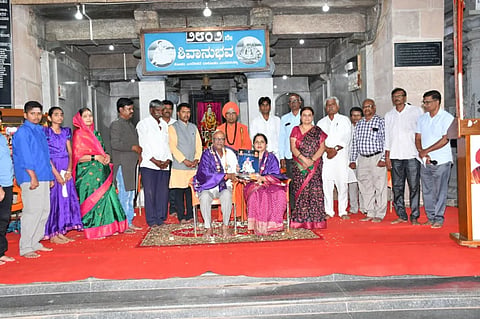 ಗದಗ ತೋಂಟದಾರ್ಯ ಮಠದಲ್ಲಿ ಏರ್ಪಡಿಸಿದ್ದ ಶಿವಾನುಭವನ ಕಾರ್ಯಕ್ರಮದಲ್ಲಿ ಈಶ್ವರಪ್ಪ ಮುನವಳ್ಳಿ ದಂಪತಿಗಳನ್ನು ಸನ್ಮಾನಿಸಲಾಯಿತು. ತೋಂಟದಾರ್ಯ ಶ್ರೀಗಳು, ತಿರುಪತಿ ಶಿವನಗುತ್ತಿ, ರಮೇಶ ಕಲ್ಲನಗೌಡರ, ವಿದ್ಯಾಶ್ರಿ ಗಂಜಿಹಾಳ, ಪ್ರಭು ಗಂಜಿಹಾಳ, ಸುರೇಖಾ ಪಿಳ್ಳಿ, ಸಿದ್ಧರಾಮ ಪಟ್ಟೇದ, ಪ್ರತಿಭಾ ಬಡ್ನಿ, ವೀರಣ್ಣ ಗೋಟಡಕಿ, ಕೆ. ಎಸ್​. ಕೋರಿಮಠ, ಸೋಮಶೇಖರ ಪುರಾಣಿಮಠ, ಆದೇಶ ಅಂಗಡಿ ಇತರರು ಇದ್ದರು.  