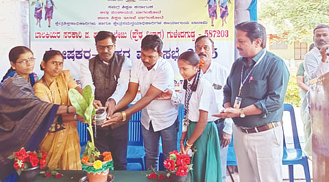  ಗುಳೇದಗುಡ್ಡದ ಬಾಲಕಿಯರ ಸರ್ಕಾರಿ ಪ್ರೌಢಶಾಲೆಯಲ್ಲಿ ಪಾಲಕರ, ಪೋಷಕರ ಶಿಕ್ಷಕರ ಸಭೆ ಎಸ್‌ಡಿಎಂಸಿ ಅಧ್ಯಕ್ಷ ಶಿವನಗೌಡ ಪಾಟೀಲ ಉದ್ಘಾಟಿಸಿದರು. ನ್ಯಾಯವಾದಿ ಪುಂಡಲೀಕ ಬಡಿಗೇರ, ಉಪಪ್ರಾಚಾರ್ಯ ಮಲ್ಲಿಕಾರ್ಜುನ ಮಾಗಿ,  ಸುಜಾತಾ ರಾಠೋಡ, ಪ್ರೇಮಾ ಸಂಕನೂರ, ಶಿಕ್ಷಕರಾದ ಸಂಗಮೇಶ ಕಡಿ, ಸಿ.ಎಂ ಕುರುಬರ, ರಮೇಶ ಬಳ್ಳಾ. ನಿರ್ಮಲಾ ಕುಚನೂರ ಇದ್ದರು.