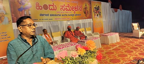 ಗುಳೇದಗುಡ್ಡ ಪಟ್ಟಣದಲ್ಲಿ ನಡೆದ ಹಿಂದೂ ಸಮ್ಮೇಳನದಲ್ಲಿ ರಾಷ್ಟ್ರೀಯ ಸ್ವಯಂ ಸೇವಕ ಸಂಘದ ಬಳ್ಳಾರಿ ಪ್ರಾಂತ ಕಾರ್ಯಕಾರಣಿ ಸದಸ್ಯ ಗೋಪಾಲಜೀ ಮಾತನಾಡಿದರು. ಕಾಡಸಿದ್ಧೇಶ್ವರ ಶ್ರೀಗಳು, ಕೊಟೆಕಲ್ ಹೊಳೆಹುಚ್ಚೇಶ್ವರ ಶ್ರೀಗಳು ಇತರರಿದ್ದರು.