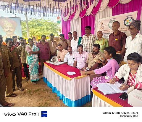 ನಾಲ್ವಡಿ ಕೃಷ್ಣರಾಜ ಒಡೆಯರ್ ಜಯಂತಿ ಪ್ರಯುಕ್ತ ಎಚ್.ಡಿ.ಕೋಟೆ ಪುರಸಭೆ ಆವರಣದಲ್ಲಿ ಪೌರಕಾರ್ಮಿಕರಿಗೆ ಆರೋಗ್ಯ ತಪಾಸಣೆ ನಡೆಯಿತು. ಮಿಲ್ ನಾಗರಾಜು, ಟಿ.ರವಿಕುಮಾರ್, ಪಿ. ಸುರೇಶ್ ಇತರರು ಇದ್ದರು. 