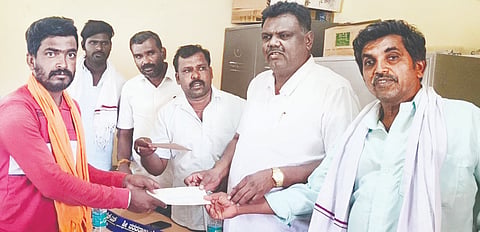 ಹುಳಿಯಾರು Bank ಹೋಬಳಿಯ ತಿಮ್ಲಾಪುರದ ಪ್ರಾಥಮಿಕ ಕೃಷಿ ಪತ್ತಿನ ಸಹಕಾರ ಸಂಘದಿಂದ ಹಮ್ಮಿಕೊಂಡಿದ್ದ ಸಾಲ ವಿತರಣೆ ಕಾರ್ಯಕ್ರಮದಲ್ಲಿ ಸಿಂಗದಹಳ್ಳಿ ರಾಜಕುಮಾರ್​ ಅವರಿಗೆ ಸಾಲದ ಚೆಕ್​ ವಿತರಿಸಲಾಯಿತು. ಸಂಘದ ಅಧ್ಯಕ್ಷ ವರದರಾಜು, ಮೇಲ್ವಿಚಾರಕ ರಂಗಸ್ವಾಮಿ, ಉಪಾಧ್ಯಕ್ಷ ಈಶ್ವರಪ್ಪ ಇತರರು ಇದ್ದರು. 