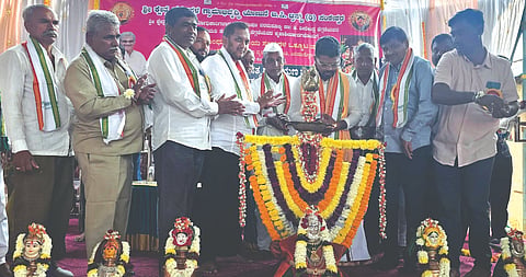 ಎಲಿಮುನ್ನೋಳಿ ಗ್ರಾಮದಲ್ಲಿ ಹಮ್ಮಿಕೊಂಡಿದ್ದ ಸಾಮೂಹಿಕ ಸತ್ಯನಾರಾಯಣ ಪೂಜೆ ಮತ್ತು ಧಾರ್ಮಿಕ ಸಭೆಯನ್ನು ಗಣ್ಯರು ಉದ್ಘಾಟಿಸಿದರು. ಪೃಥ್ವಿ ಕತ್ತಿ,  ಕೆಂಪಣ್ಣ ವಾಸೇದಾರ, ಬಿ.ಕೆ.ಮಗೆನ್ನವರ, ಜಿನಗೌಡ ಇಮಗೌಡನವರ ಇತರರಿದ್ದರು.
