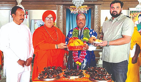 ಹುಕ್ಕೇರಿ ಹಿರೇಮಠದಲ್ಲಿ ಗ್ರಾಮೀಣ ವಿದ್ಯುತ್ ಸಹಕಾರ ಸಂಘದ ಅಧ್ಯಕ್ಷ ಮಹಾವೀರ ನಿಲಜಗಿ ಅವರನ್ನು ಚಂದ್ರಶೇಖರ ಶಿವಾಚಾರ್ಯರು ಸನ್ಮಾನಿಸಿದರು. ಅಶೋಕ ಪಾಟೀಲ, ಪ್ರಜ್ವಲ ನಿಲಜಗಿ ಇದ್ದರು.