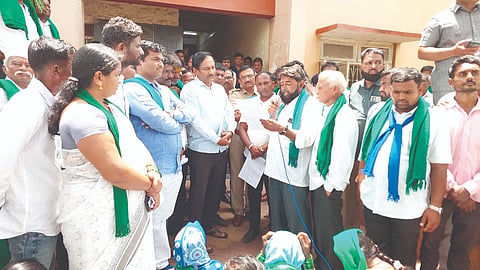 ಹುಕ್ಕೇರಿ ವಿದ್ಯುತ್ ಸಹಕಾರ ಸಂಘದಲ್ಲಿ ರೈತ ಮುಖಂಡರು ಪ್ರತಿಭಟನಾ ಮನವಿ ಓದಿದರು.  ರೆಸಿಡೆಂಟ್ ಇಂಜಿನಿಯರ್ ನೇಮಿನಾಥ ಖೇಮಲಾಪುರೆ, ಜಿಯಾವುಲ್ಲ ವಂಟಮೂರಿ, ವಿಶ್ವನಾಥ ನಾಯಿಕ, ಮಹಾಂತೇಶ ಕಮತ, ಭೀಮಸೇನ ಬಾಗಿ, ಲಕ್ಷ್ಮೀ ಪೂಜೇರಿ ಇತರರಿದ್ದರು.