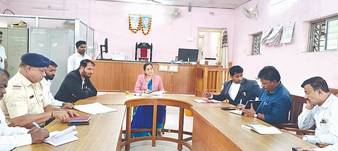 ಕಾಗವಾಡ ತಾಲೂಕು ನ್ಯಾಯಾಲಯದಲ್ಲಿ ಹಮ್ಮಿಕೊಂಡಿದ್ದ ಲೋಕ ಅದಾಲತ್ ಪೂರ್ವಭಾವಿ ಸಭೆಯಲ್ಲಿ ನ್ಯಾಯಾಧೀಶೆ ರೂಪಾ ಚಿನಿವಾರ ಮಾತನಾಡಿದರು. ವಿಜಯಕುಮಾರ ಚೌಗುಲೆ, ಎಸ್.ವಿ.ಹಂಜಿ, ಮಹಾಂತೇಶ ಕವಲಾಪುರ ಇತರರಿದ್ದರು.