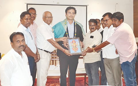 ಒತ್ತಡ ನಿರ್ವಹಣಾ ಶಿಬಿರದಲ್ಲಿ ಡಾ.ಚಂದ್ರಶೇಖರ ಹಳಿಂಗಳಿ ಅವರನ್ನು ಸನ್ಮಾನಿಸಲಾಯಿತು. ಡಾ.ಸತೀಶ ಮುಗ್ಗನ್ನವರ, ಡಾ.ಮುರಾರಿ ಬನಾಜ, ಡಾ.ಸಂಜಯ ಪೂಜಾರ ಇತರರಿದ್ದರು.