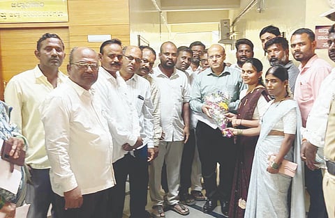 ಕುಕನೂರು ಪಪಂ ಕಚೇರಿಗೆ ಅಗತ್ಯ ಸಿಬ್ಬಂದಿ ನಿಯೋಜಿಸುವಂತೆ ಆಗ್ರಹಿಸಿ ಪಪಂ ಅಧ್ಯಕ್ಷೆ ಲಲಿತಾ ಪ್ರವೀಣಕುಮಾರ ಮುಧೋಳ ನೇತೃತ್ವದಲ್ಲಿ ಸದಸ್ಯರು ಕೊಪ್ಪಳದಲ್ಲಿ ಡಿಸಿ ಡಾ. ಸುರೇಶ ಬಿ. ಇಟ್ನಾಳಗೆ ಮಂಗಳವಾರ ಮನವಿ ಸಲ್ಲಿಸಿದರು. ಉಪಾಧ್ಯಕ್ಷೆ ಮಂಜುಳಾ ಕಲ್ಮನಿ, ಸದಸ್ಯರಾದ ಸಿದ್ದಲಿಂಗಯ್ಯ ಉಳ್ಳಾಗಡ್ಡಿ, ರಾಮಣ್ಣ ಬಂಕದಮನಿ, ಬಾಲರಾಜ ಗಾಳಿ, ಶಿವರಾಜ ಯಲ್ಲಪ್ಪಗೌಡ, ಸಿರಾಜ್ ಕರಮುಡಿ ಇದ್ದರು.