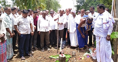 ಗುರುದೇವರಹಳ್ಳಿ ಗ್ರಾಮದಲ್ಲಿ ಕಾವೇರಿ ನೀರಾವರಿ ನಿಗಮದ ವತಿಯಿಂದ ಸುಮಾರು 2 ಕೋಟಿ ರೂ. ವೆಚ್ಚದಲ್ಲಿ ಹೊಸ ಮದ್ದೂರು ಶಾಖಾ ನಾಲೆಯಡಿ ಬರುವ 35ನೇ ವಿತರಣಾ ನಾಲೆ ಅಭಿವೃದ್ಧಿ ಕಾಮಗಾರಿಗೆ ಶಾಸಕ ಕೆ.ಎಂ. ಉದಯ್ ಭೂಮಿಪೂಜೆ ನೆರವೇರಿಸಿದರು. ಹರೀಶ್‌ಬಾಬು, ಎ.ಎಸ್.ರಾಜೀವ್, ಬಿ.ಬಸವರಾಜು, ಮೀನ್ ಶಿವಲಿಂಗಯ್ಯ, ದೊಡ್ಡೇಗೌಡ ಇತರರಿದ್ದರು.