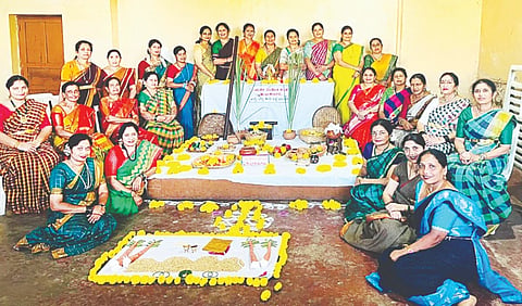 ಹೊಸ ಉಡುಗೆ ತೊಟ್ಟು ಸಂಕ್ರಾಂತಿ ಪರಿಕರಗಳೊಂದಿಗೆ ಗೌಡ ಸಮಾಜದಲ್ಲಿ ಸೇರಿದ ಮಹಿಳೆಯರು ತಾವು ತಮ್ಮ ಮನೆಗಳಿಂದ ತಂದಿದ್ದ ವಿವಿಧ ಧಾನ್ಯಗಳೊಂದಿಗೆ ಪೂಜೆ ನಡೆಸಿ ಸೂರ್ಯದೇವರಲ್ಲಿ ವಿಶೇಷವಾಗಿ ಪ್ರಾರ್ಥಿಸಿದರು. ಗೌಡ ಮಹಿಳಾ ಸಂಘದ ಅಧ್ಯಕ್ಷೆ ಕರಂದ್ಲಾಜೆ ಕಲಾ ಇತರರಿದ್ದಾರೆ.