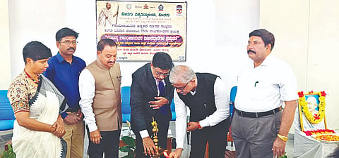 ಕೊಡಗು ವಿವಿ ಜ್ಞಾನ ಕಾವೇರಿ ಆವರಣದಲ್ಲಿ ಆಯೋಜಿಸಿದ್ದ ರಾಷ್ಟ್ರೀಯ ಸಮ್ಮೇಳನವನ್ನು ಚಾಮರಾಜನಗರ ವಿವಿ ಕುಲಪತಿ ಪ್ರೊ.ಎಂ.ಆರ್.ಗಂಗಾಧರ್ ಉದ್ಘಾಟಿಸಿದರು. ಡಾ.ಅಶೋಕ್ ಸಂಗಪ್ಪ ಮತ್ತಿತರರಿದ್ದರು.