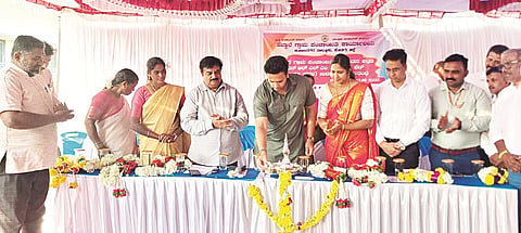 ಹೆಬ್ಬಾಲೆಯಲ್ಲಿ ಸ್ತ್ರೀಶಕ್ತಿ ಭವನವನ್ನು ಯದುವೀರ್ ಕೃಷ್ಣದತ್ತ ಚಾಮರಾಜ ಒಡೆಯರ್ ಉದ್ಘಾಟಿಸಿದರು. ಪರಮೇಶ್‌ಕುಮಾರ್, ಅರುಣಕುಮಾರಿ, ವಿ.ಪಿ.ಶಶಿಧರ್ ಮತ್ತಿತರರಿದ್ದರು.