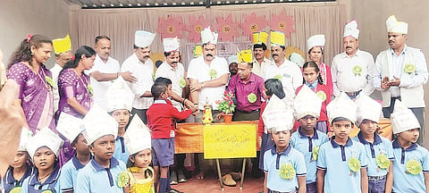 ಕೂಡಿಗೆ ಬಳಿಯ ಸೀಗೆಹೊಸೂರು ಸರ್ಕಾರಿ ಹಿರಿಯ ಪ್ರಾಥಮಿಕ ಶಾಲೆಯಲ್ಲಿ ಏರ್ಪಡಿಸಿದ್ದ ಮಕ್ಕಳ ಕಲಿಕಾ ಹಬ್ಬವನ್ನು ರಾಜ್ಯ ಪ್ರಾಥಮಿಕ ಶಾಲಾ ಶಿಕ್ಷಕರ ಸಂಘದ ಪ್ರಧಾನ ಕಾರ್ಯದರ್ಶಿ ಎಚ್.ಎಸ್.ಚೇತನ್ ಉದ್ಘಾಟಿಸಿದರು. ಬಿಆರ್‌ಸಿ ಎಂ.ವಿ.ಮಂಜೇಶ್, ಮುಖ್ಯ ಶಿಕ್ಷಕಿ ತಾರಾಮಣಿ, ಶಿಕ್ಷಕರ ಸಂಘದ ಪ್ರಮುಖರಾದ ಯೋಗೇಶ್, ಪ್ರಸನ್ನಕುಮಾರ್, ಟಿ.ಕೆ.ಬಸವರಾಜ್, ಶಿವಶಂಕರ, ಎಸ್‌ಡಿಎಂಸಿ ಅಧ್ಯಕ್ಷೆ ಧರಣಿ ಇತರರಿದ್ದರು.