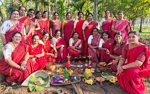ಕುಶಾಲನಗರದ ಕೃಷಿ ಭೂಮಿಯಲ್ಲಿ ಗೌಡ ಮಹಿಳಾ ಸಂಘದ ನೇತೃತ್ವದಲ್ಲಿ ಸೋಮವಾರ ನಡೆದ ಸಾಂಪ್ರದಾಯಿಕ ಕೆಡ್ಡಸ ಪೂಜೆಯಲ್ಲಿ ಪಾಲ್ಗೊಂಡಿದ್ದ ಸಂಘದ ಪದಾಧಿಕಾರಿಗಳು ಹಾಗೂ ಸದಸ್ಯರು.