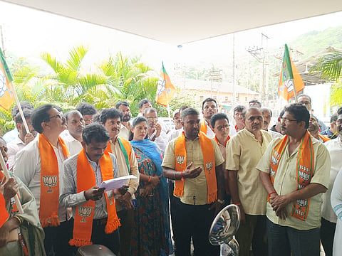 ಹೆಸ್ಕಾಂ ಕಚೇರಿಯ ಎದುರು ಬಿಜೆಪಿಗರು ಪ್ರತಿಭಟನೆ ನಡೆಸಿದರು.