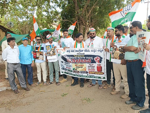 ಯುವ ಕಾಂಗ್ರೆಸ್‌ ಕಾರ್ಯಕರ್ತರು ಜಿಲ್ಲಾಧಿಕಾರಿ ಕಚೇರಿಯ ಎದುರು ಪ್ರತಿಭಟನೆ ನಡೆಸಿದರು. 