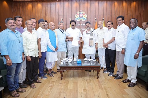 ಡಿಸಿಎಂ ಡಿ.ಕೆ.ಶಿವಕುಮಾರ್‌ ಅವರಿಗೆ ಮನವಿ ಸಲ್ಲಿಸಿದರು. 