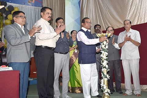 ಬೆಳಗಾವಿಯ ಮಹಾವೀರ ಮಿರ್ಜಿ ವಾಣಿಜ್ಯ ಮಹಾವಿದ್ಯಾಲಯದಲ್ಲಿ ವಿದ್ಯಾರ್ಥಿ ಒಕ್ಕೂಟವನ್ನು ಗಣ್ಯರು ಉದ್ಘಾಟಿಸಿದರು. ಪ್ರೊ.ಜೆ.ಮಂಜಣ್ಣ, ವಿನೋದ ಪಾಟೀಲ, ಮಹಾವೀರ ಹರದಿ, ಎ.ಬಿ.ಪಾಟೀಲ, ಜೆ.ಎ.ಸವದತ್ತಿ, ಪ್ರೊ.ರವಿ ದಂಡಗಿ ಇತರರಿದ್ದರು.