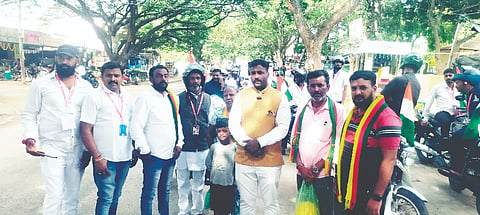 ರಕ್ತದಾನ ಮಾಡಲು ಮಂಡ್ಯದಿಂದ ಬೆಂಗಳೂರಿಗೆ ಬೈಕ್ ಜಾಥಾದ ಮೂಲಕ ತೆರಳುತ್ತಿದ್ದ ಜೀವಧಾರೆ ಟ್ರಸ್ಟ್ ಪದಾಧಿಕಾರಿಗಳನ್ನು ಮದ್ದೂರು ನಗರದಲ್ಲಿ ಜಯಕರ್ನಾಟಕ ಸಂಘಟನೆ ವತಿಯಿಂದ ಸ್ವಾಗತಿಸಲಾಯಿತು. ಎಸ್.ನಾಗೇಶ್, ಸುರೇಶ್, ನಾಗಮ್, ಪ್ರವೀಣ್, ಅನಿಜಿತ್ ಸೇರಿದಂತೆ ಇತರರು ಇದ್ದರು.