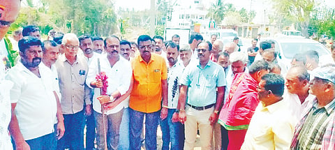 ಮದ್ದೂರು ತಾಲೂಕಿನ ತೊರೆಶೆಟ್ಟಿಹಳ್ಳಿ ಗ್ರಾಮದಲ್ಲಿ 2.40 ಕೋಟಿ ರೂ. ವೆಚ್ಚದ ರಸ್ತೆ ಅಭಿವೃದ್ಧಿ ಕಾಮಗಾರಿಗೆ ಶಾಸಕ ಕೆ.ಎಂ.ಉದಯ ಗುದ್ದಲಿ ಪೂಜೆ ನೆರವೇರಿಸಿದರು. ಪಿ.ಸಂದರ್ಶ, ನಾಗೇಗೌಡ, ಅಶೋಕ್, ರಾಮಚಂದ್ರ, ಸೋಮಾಚಾರಿ, ಮಹದೇವು ಇದ್ದರು.