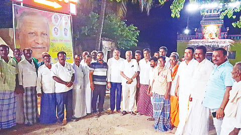 ಚಾಮನಹಳ್ಳಿಯ ರಂಗ ಮಂದಿರ ಆವರಣದಲ್ಲಿ ಅಂದಾಜು 11 ಲಕ್ಷ ರೂ. ವೆಚ್ಚದಲ್ಲಿ ಕೇಂದ್ರ ಸಚಿವ ಎಚ್.ಡಿ.ಕುಮಾರಸ್ವಾಮಿ ಅವರ ಅನುದಾನದಲ್ಲಿ ನಿರ್ಮಿಸಲಾಗಿರುವ ಐ ಮಾಸ್ಟ್ ದೀಪವನ್ನು ಮಾಜಿ ಸಚಿವ ಡಿ.ಸಿ.ತಮ್ಮಣ್ಣ ಉದ್ಘಾಟನೆ ಮಾಡಿದರು. ಸಿ.ಎನ್.ಕೃಷ್ಣ, ಸಿದ್ದರಾಜು, ಸತೀಶ್, ವಿಜಯ್‌ಗೌಡ, ಕಾಡಯ್ಯ, ರಾಮಸ್ವಾಮಿ ಇದ್ದರು.